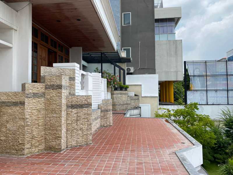 Dijual Rumah Lokasi Prestisius Strategis Mewah di Kawasan Cempaka Surabaya Pusat - Thumbnail 2