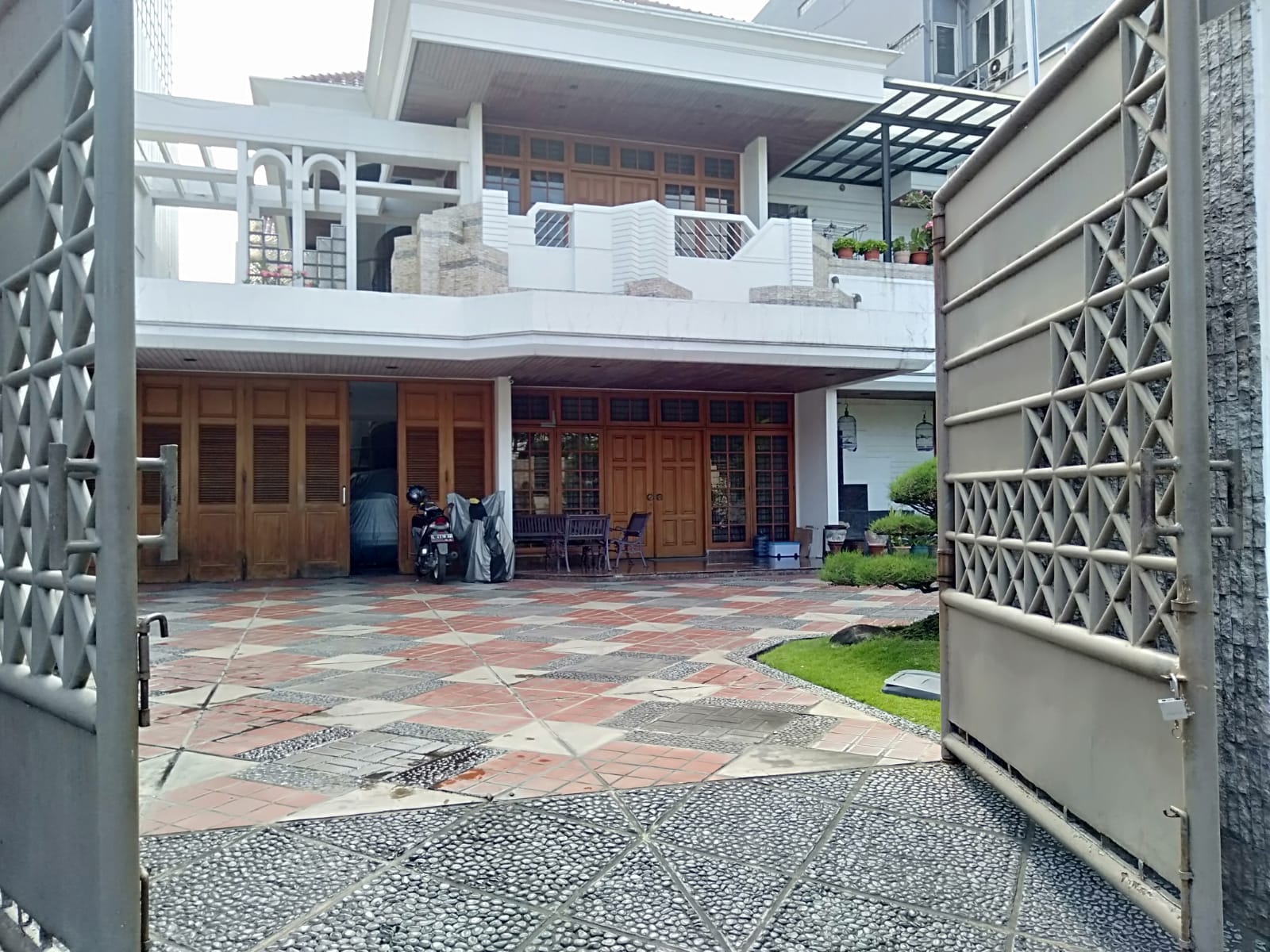 Dijual Rumah Lokasi Prestisius Strategis Mewah di Kawasan Cempaka Surabaya Pusat - Thumbnail 6