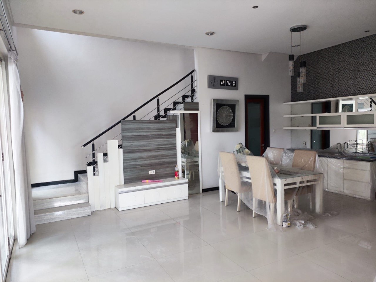 Disewakan Rumah Design Modern Minimalis Full Furnish Taman Puspa Raya Citraland Surabaya Barat - Thumbnail 2