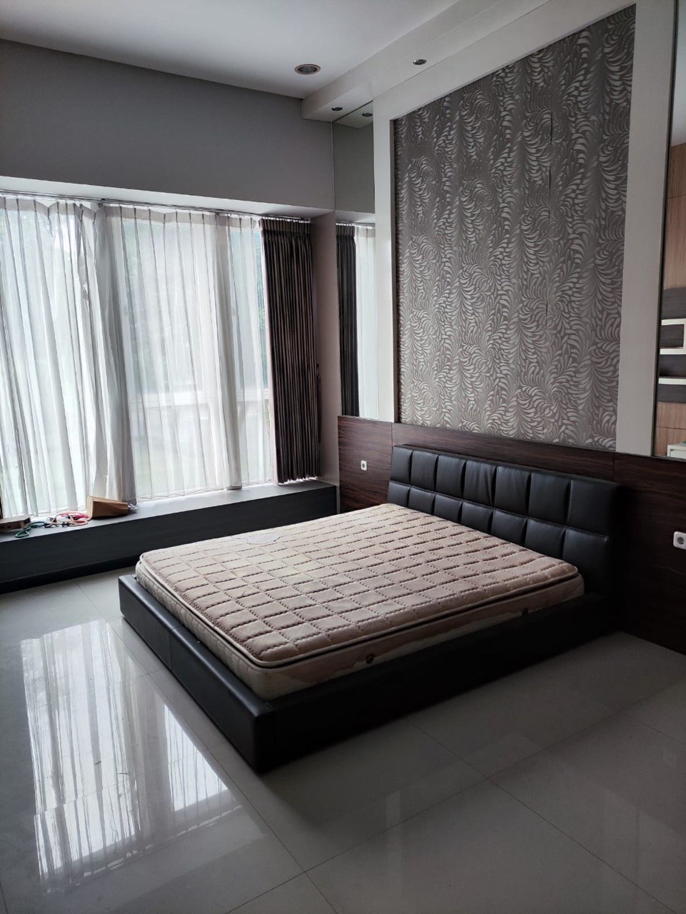 Disewakan Rumah Design Modern Minimalis Full Furnish Taman Puspa Raya Citraland Surabaya Barat - Thumbnail 7