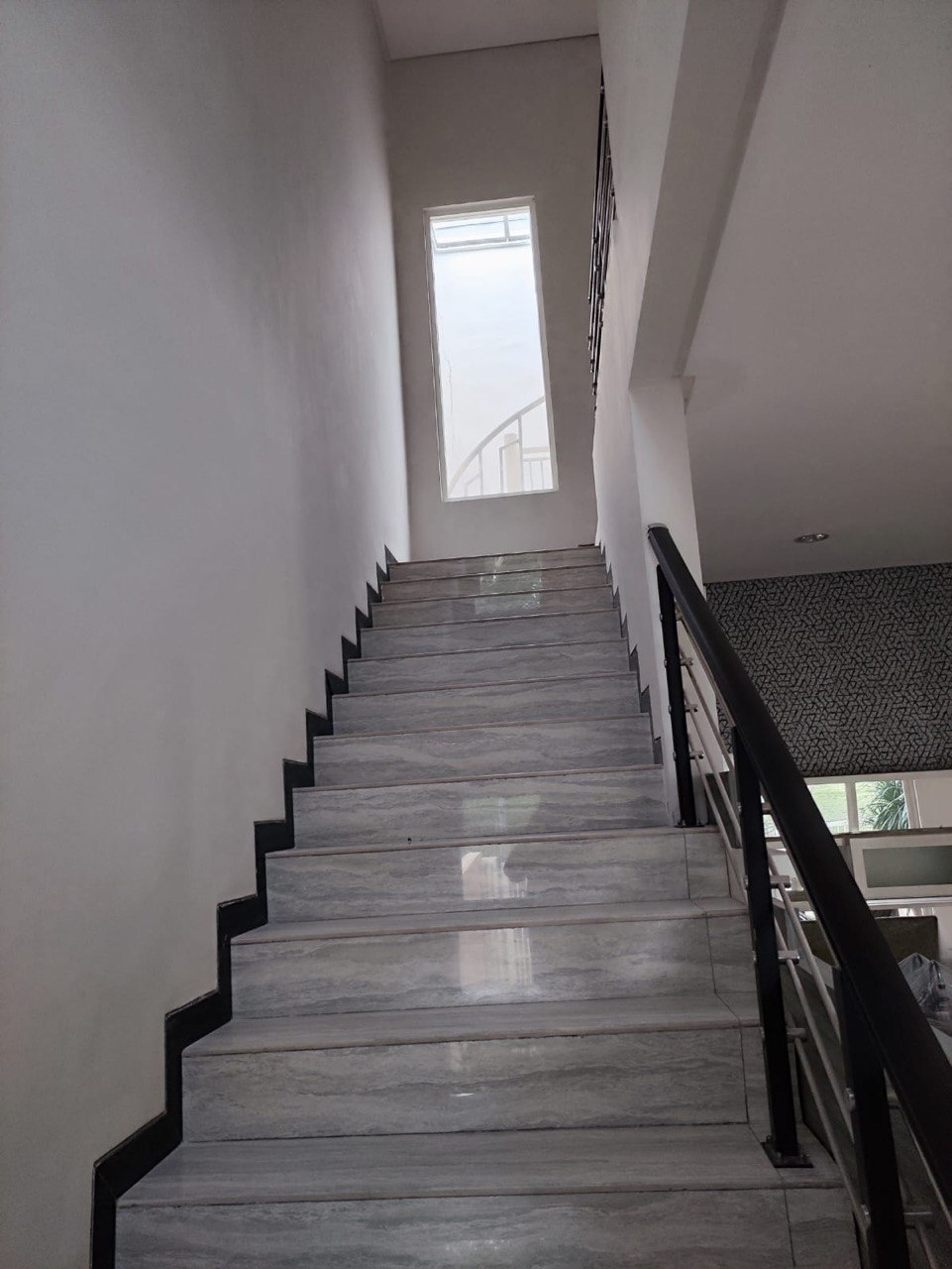 Disewakan Rumah Design Modern Minimalis Full Furnish Taman Puspa Raya Citraland Surabaya Barat - Thumbnail 8